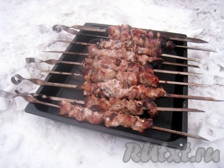 Мы готовили на улице неподалёку от дома - у гаража, а ели дома, поэтому для транспортировки использовали обычный противень от духовки.