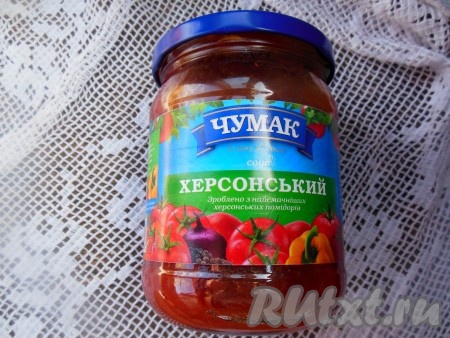 Котлеты сверху залейте томатным соусом. Я готовила с соусом "Херсонский", он напоминает по вкусу кетчуп.
