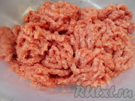 Для приготовления фарша кусочки мяса пропустите через мясорубку (можно взять и уже готовый покупной фарш).