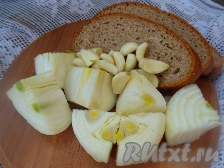 Очистите лук и чеснок.
