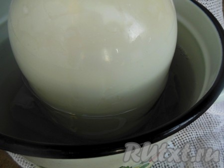 Дно высокой кастрюли застелите марлей или тряпочкой, сложенной в несколько раз, чтобы при нагревании банка не лопнула. Налейте в кастрюлю холодную воду и поставьте в неё банку со скисшимся молоком (вода в кастрюле должна доходить практически до "плечиков" банки).