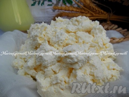 Творог, приготовленный в домашних условиях из свежего молока, получается очень вкусным, мягким, не перетопленным. Оставшаяся сыворотка - очень полезная, особенно для женского организма, ее можно пить, использовать для приготовления окрошки, добавлять в тесто для хлеба, блинов, пирожков и булочек.