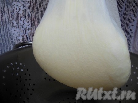 Завяжите концы марли, оставьте в дуршлаге, сверху поставьте небольшой гнет (для этого накройте марлю с творогом небольшой тарелкой, сверху поставьте гнет, например, литровую банку с водой), либо подвесьте марлю с творогом (но так сыворотка медленнее будет стекать). Оставьте творог на 3-4 часа, затем освободите его от марли, уберите в пищевой контейнер. Хранить творог нужно в холодильнике.