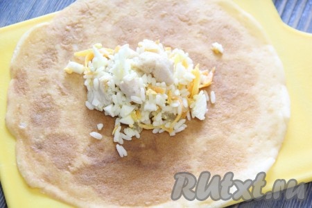 Выложить небольшое количество начинки на каждый блинчик и завернуть, как кому нравится, - в конвертик, трубочку или мешочек.
