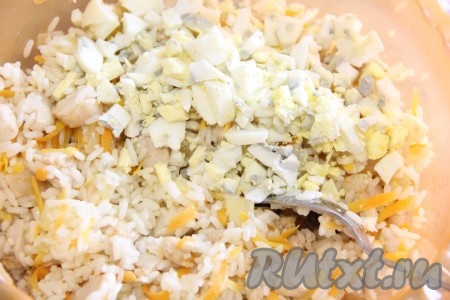 Яйца очистить, мелко порубить и добавить в смесь курицы, риса и овощей, тщательно перемешать и начинка для блинов готова.
