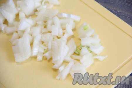 Лук очистить и мелко нарезать.