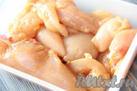 Для приготовления начинки куриное филе замариновать заранее в любом маринаде. Я филе слегка посолила, добавила по 1 столовой ложке горчицы и майонеза, перемешала и оставила мариноваться на 1 час.