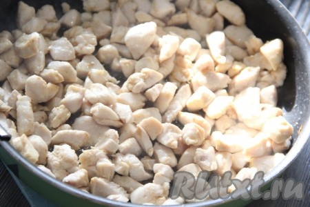 Куриное филе мелко нарезать и обжарить на среднем огне до готовности на сковороде с добавлением растительного масла.&nbsp;
