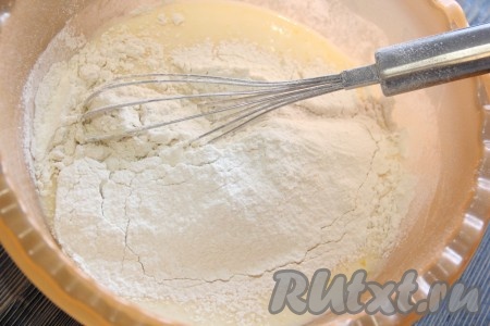 Затем всыпать просеянную муку и перемешать тесто до однородного состояния.&nbsp;
