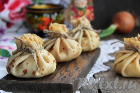 Вот такие красивые мешочки получились у меня. Из этого количества продуктов получается, примерно, 15 блинных мешочков с начинкой. Перевязать мешочки можно сыром "косичка", полоской блина или бечевкой. Перед подачей очень вкусные блины с рисом и курицей можно прогреть в микроволновке или духовке.
