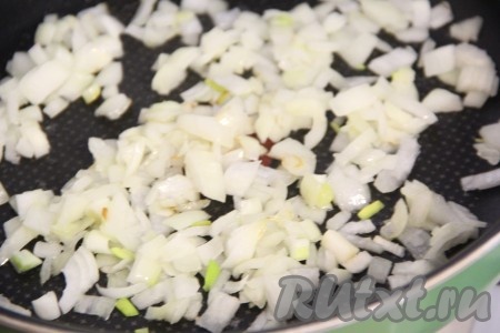 Обжарить лук на разогретом растительном масле, иногда помешивая, до золотистого цвета.
