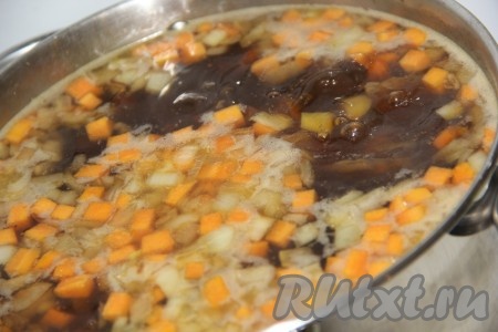 Добавить в готовый грибной бульон картофель и обжаренные овощи, варить 10 минут на небольшом огне.