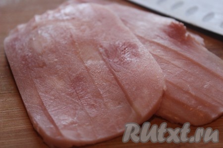 Ветчину нарезать на тонкие ломтики.&nbsp;
