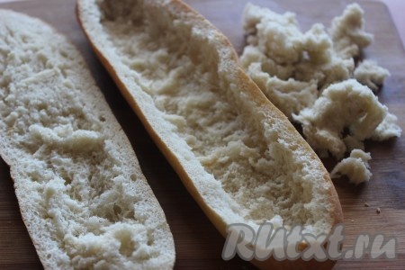 С багета осторожно срезать верхушку и аккуратно извлечь почти весь мякиш, оставляя стенки хлебобулочного изделия толщиной, примерно, 1-1,5 см.
