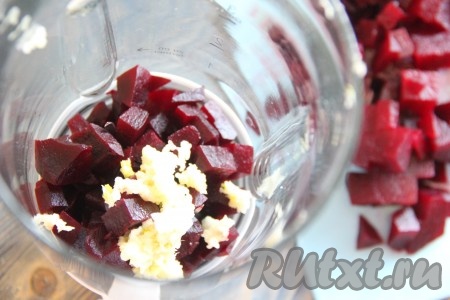 Чеснок пропустить через пресс. В чашу блендера поместить свеклу и чеснок.