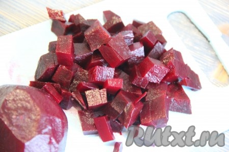  Нарезать свеклу средними кубиками.
