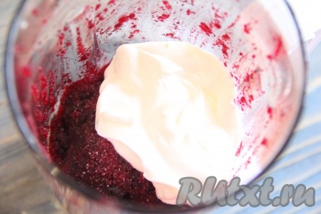 Пробить свеклу и чеснок до однородного состояния. Добавить сметану, соль и молотый перец.
