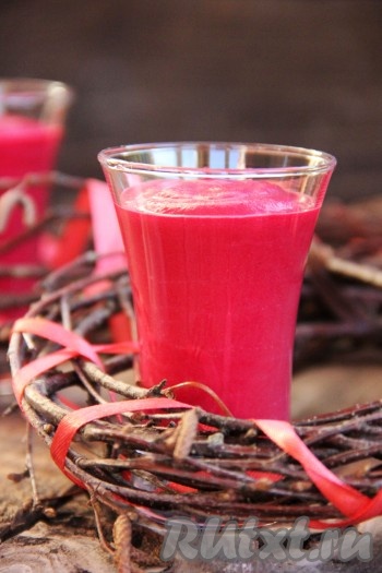 Подать нежный, вкусный свекольный мусс на стол с полосками чёрного хлеба, сухими галетами или гренками. Вот такая красивая закуска из вареной свеклы получилась!
