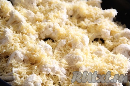 По прошествии времени достать капусту из духовки, она должна быть готова (то есть соцветия будут легко прокалываться вилкой). Поверх капусты выложить натёртый сыр, смешанный с чесноком.