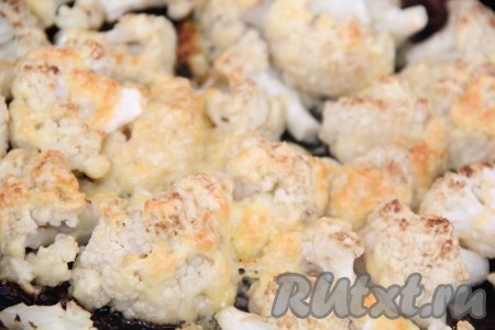 Отправить цветную капусту под сыром обратно в духовку на 10-15 минут, чтобы сыр успел образовать приятную золотистую корочку. Фольгой можно не накрывать.