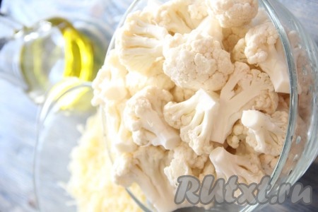 Кочан цветной капусты разобрать на соцветия.