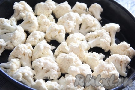 Форму для запекания смазать растительным маслом. Выложить соцветия цветной капусты на противень. Присолить по вкусу. Налить в&nbsp; форму 100 миллилитров воды и накрыть её сверху фольгой. Запекать цветную капусту в разогретой духовке при температуре 180 градусов минут 35-40.