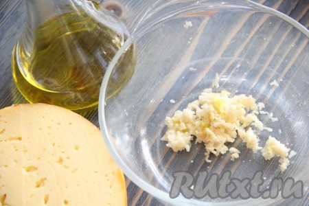 Пока запекается капуста, чеснок очистить и пропустить через пресс.