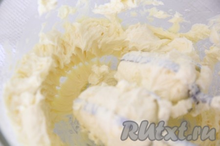 Взбить масло с сахарной пудрой до пышного состояния.
