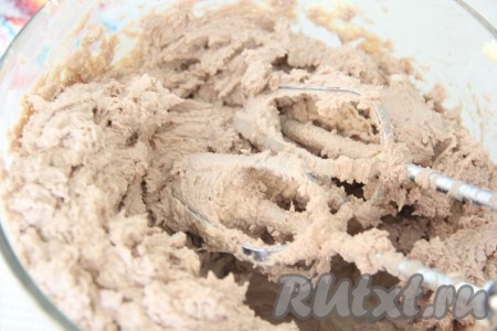 Затем добавить творожный сыр, сахар по вкусу (я не добавляла сахар, так как я готовила со сладким шоколадным творожным сыром) и ещё раз перемешать до однородного состояния. Крем получается воздушным и очень хорошо держит форму.