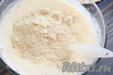 Затем добавить измельченные орехи.
