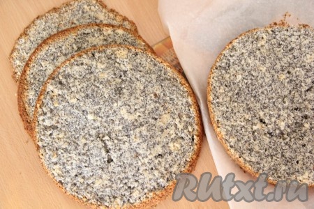 Разрезать бисквит на 4 коржа.
