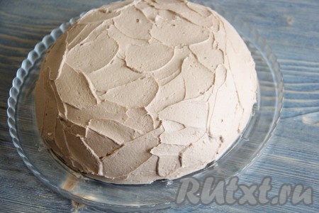 Бока и верх торта хорошо обмазать кремом. Поставить торт в холодильник на ночь.
