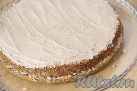 Собрать торт. Промазать коржи творожным кремом. Я дополнительно коржи не пропитывала, они получились не сухими.