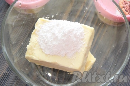 Теперь приготовим крем из творожного сыра для нашего торта. Сливочное масло размягчить и соединить с сахарной пудрой.