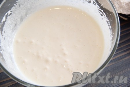 Яйца взбить с сахаром в пышную светлую массу (в течение 5-7 минут).
