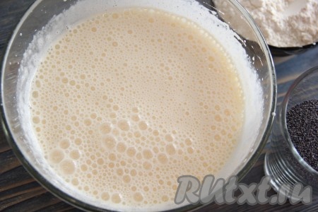 Затем добавить молоко и ещё раз взбить до однородного состояния.
