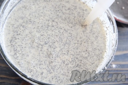 Тщательно перемешать тесто лопаткой. Тесто получится не слишком густым. Я выпекала бисквит в мультиварке: смазать чашу сливочным маслом, вылить тесто, выставить режим "Выпечка" и готовить, примерно, 70 минут. Готовность проверить сухой зубочисткой. Можно испечь бисквит в разогретой духовке в форме, смазанной маслом или застеленной пергаментом, при температуре 200 градусов (до сухой зубочистки). 
