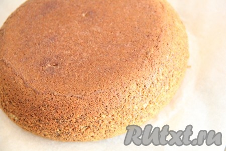 Готовый бисквит для торта достать из чаши и хорошо остудить.
