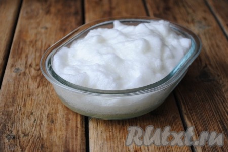 Выложить в форму белковую массу.&nbsp;
