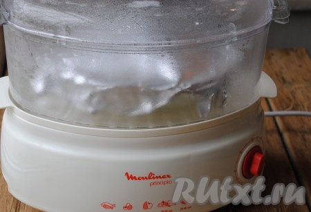 Форму с белковой массой накрыть фольгой и отправить в пароварку. Готовится белковый омлет очень быстро, через 10 минут его можно доставать.&nbsp;
