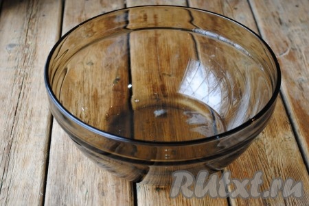 Яичные белки поместить в миску, всыпать щепотку соли.&nbsp;
