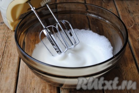 С помощью миксера взбить белки с солью до образования пышной пены.&nbsp;
