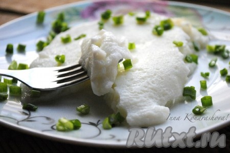 Белковый омлет, приготовленный в пароварке, переложить на тарелку, притрусить нарезанным зелёным луком или любой другой зеленью и можно подавать на стол.&nbsp;
