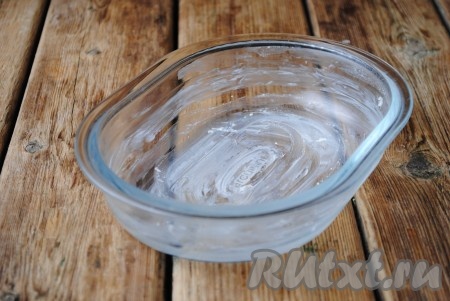 Форму, в которой будем готовить белковый омлет, смазать сливочным маслом. Я использовала одну жаропрочную стеклянную форму, также её можно заменить на силиконовые порционные формочки, которые предназначены для выпекания кексов. 