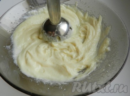 Блендером пробить творог до получения однородной, кремообразной творожной массы.