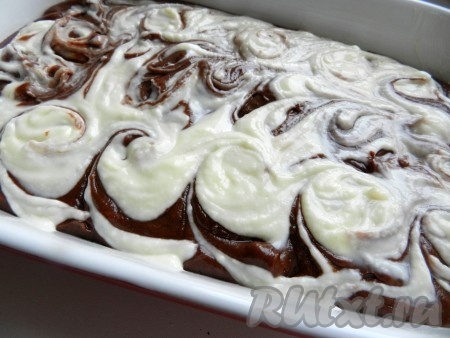 Смешать деревянной палочкой творожную массу и шоколадное тесто, чтобы брауни приобрёл мраморный эффект. Выпекать брауни в духовке, разогретой 180 градусов, 45 минут. Десерт должен получиться немного влажным внутри.