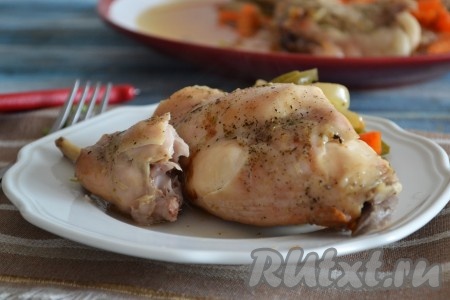 Нежное и невероятно вкусное мясо кролика, запеченное в духовке в рукаве, подать к столу в горячем виде.