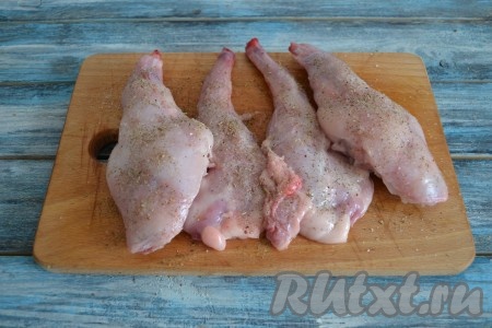 Если кролик у вас целый, его необходимо разрезать на порционные кусочки, затем посолить и приправить специями.
