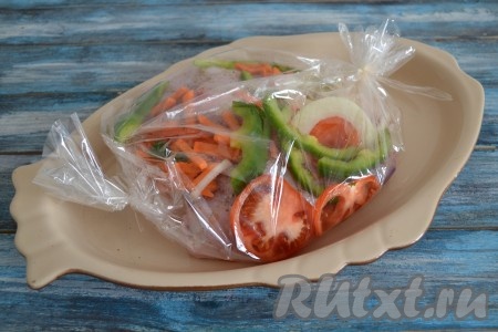 Туго завязать края рукава с двух сторон и выложить в форму для запекания или на противень. Рукав прокалывать не нужно.
