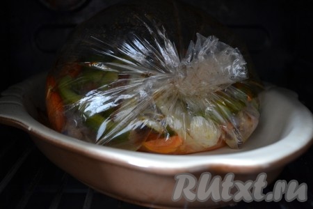 Форму для запекания поставить в духовку, учитывая, что когда рукав для запекания слегка увеличится в объёме, он не должен касаться стенок духовки. Запекать кролика в разогретой духовке 45 минут при температуре 180 градусов.